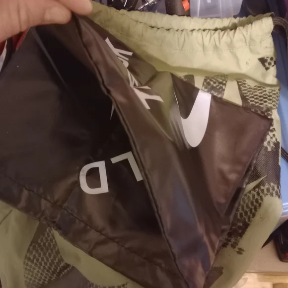 GREEN NIKE DRAWSTRING BAG AND NIKE TRACK AND FIELD SHOEBAG - Picture 14 of 14